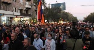 Жители Еревана почтили память жертв войны в Нагорном Карабахе факельным шествием