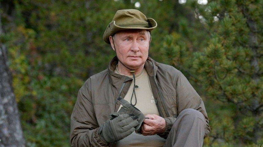 Британцы сравнили экстремальный отдых Путина в тайге с развлечениями Байдена