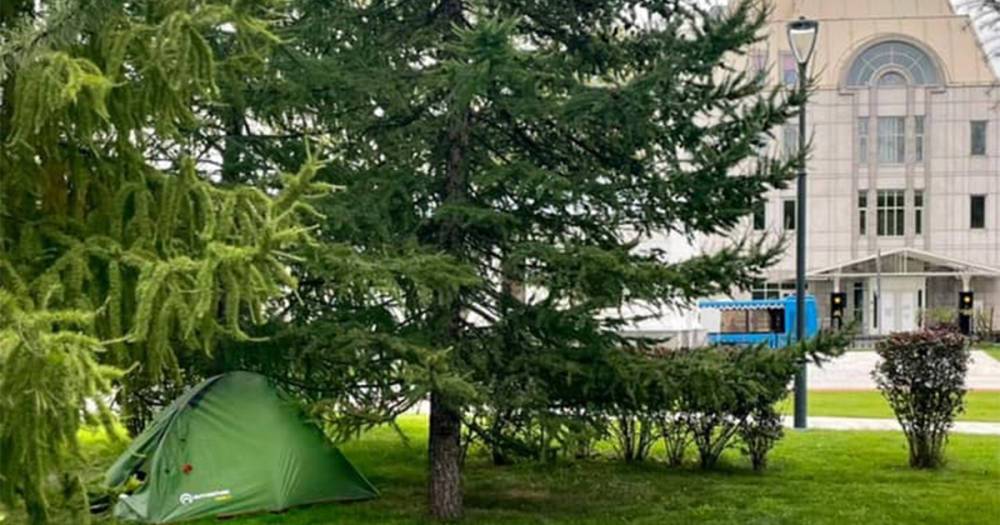 Неизвестные установили палатку в центре Москвы и рассмешили россиян