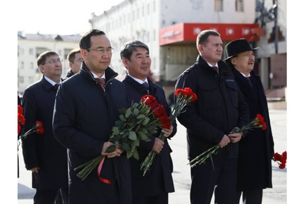 Глава Якутии принял участие в церемонии возложения цветов к памятнику Платона Ойунского