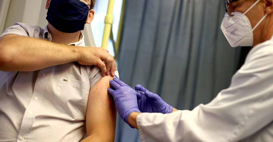Минздрав: Если врач не может принять решение о наличии или отсутствии противопоказаний по вакцинации - смените его