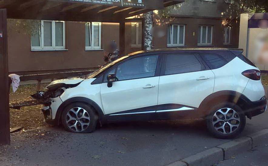 Автомобиль влетел в автобусную остановку в Калининграде