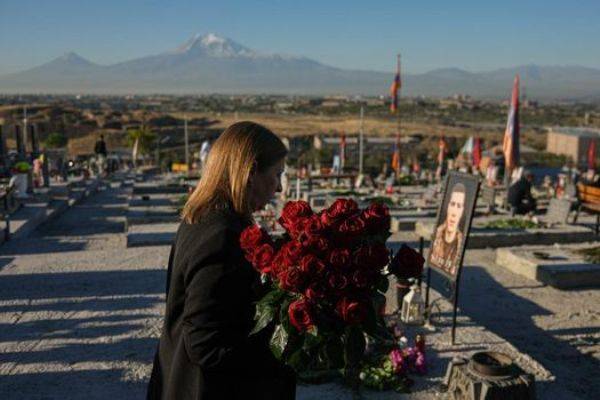 Посол США посетила воинский пантеон «Ераблур» в Ереване
