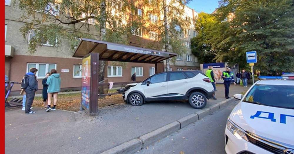 Под Калининградом машина протаранила остановку с людьми