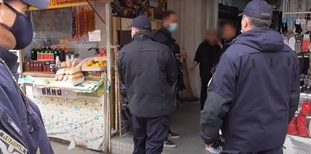 Полиция устроила облаву на одесском рынке, видео: кого "ловят"