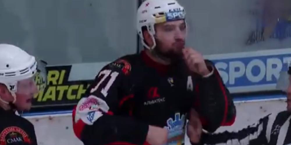 Темнокожий игрок НХЛ потребовал наказать украинского нападающего за расистский жест
