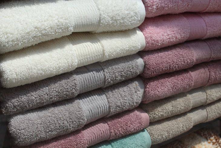 Как вернуть застиранным махровым полотенцам первозданный вид: лайфхак от хороших хозяек