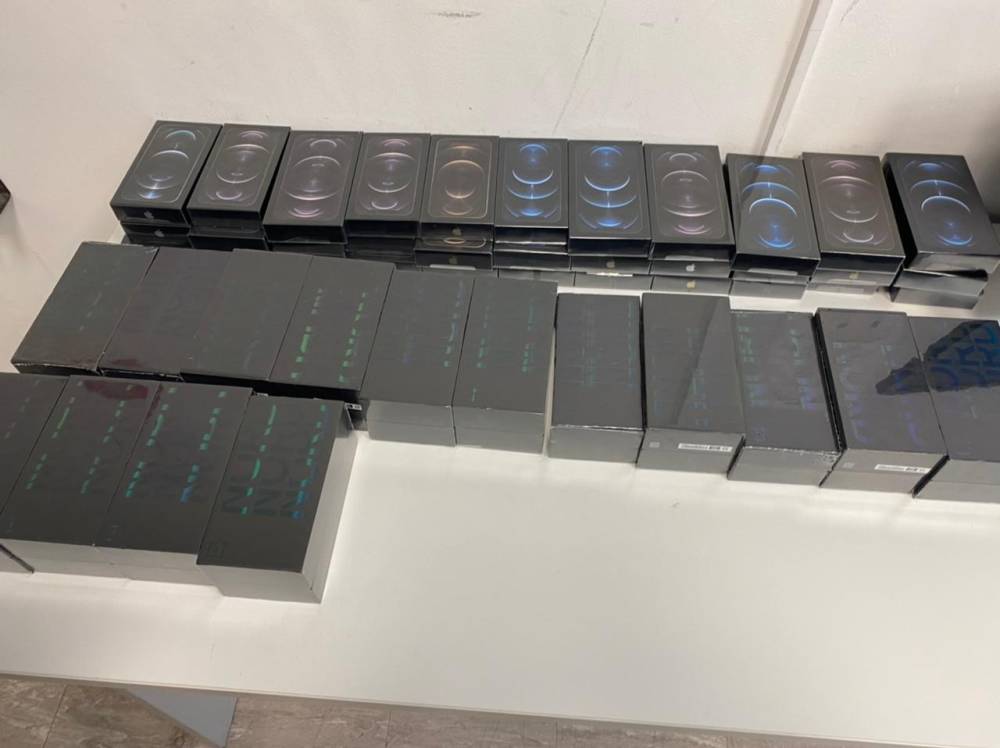Прикордонники у «Борисполі» викрили бортпровідників української авіакомпанії, що намагались ввезти під виглядом сміття смартфони Apple iPhone на суму $100 тис.