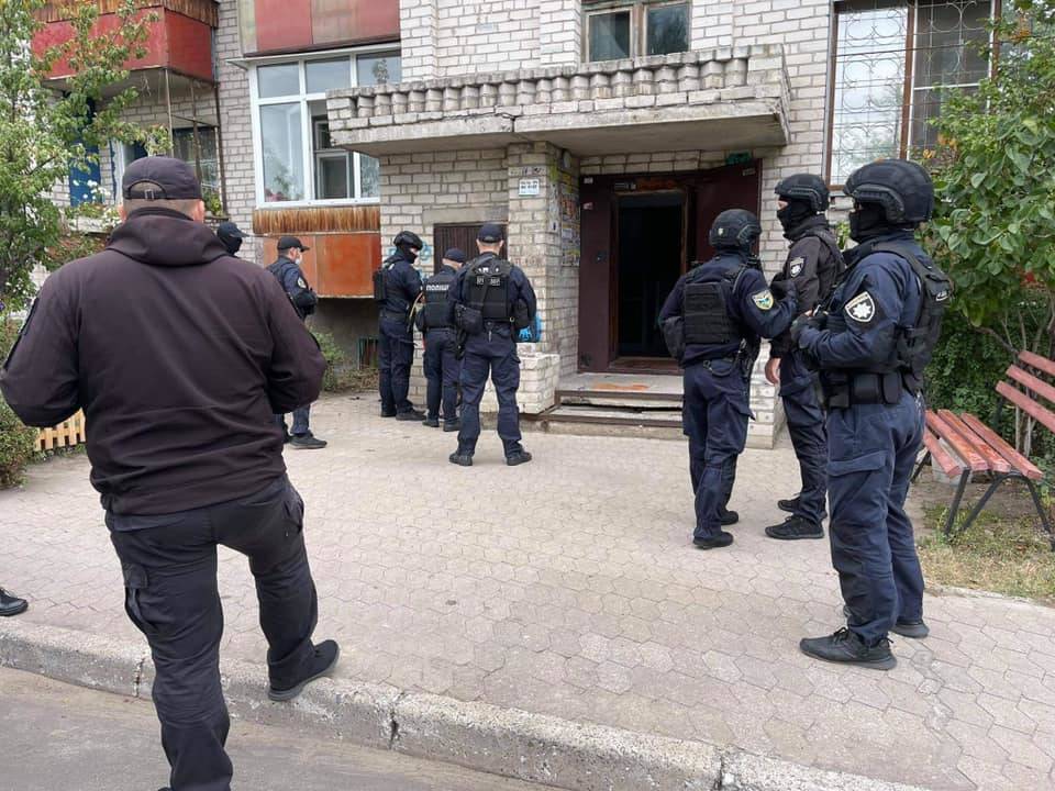 В Северодонецке спецназовцы штурмовали квартиру, чтобы спасти бабушку от собственного внука