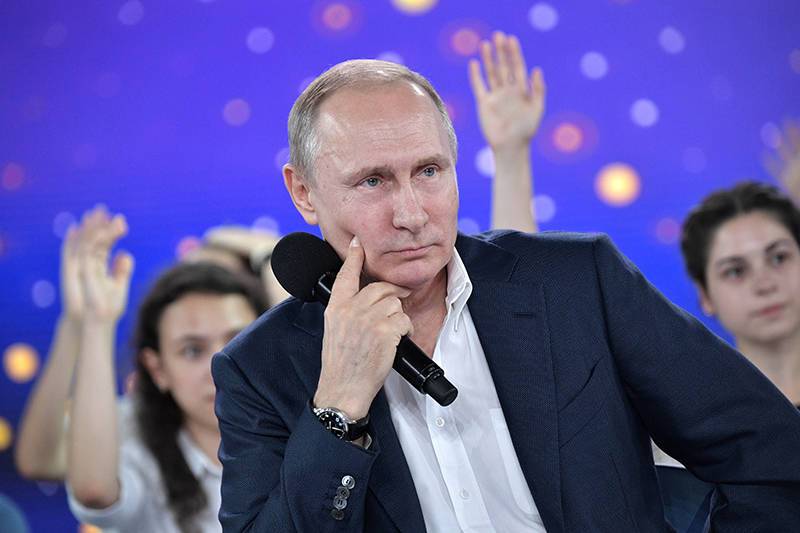 Путин поручил создать телешоу "Учитель года"