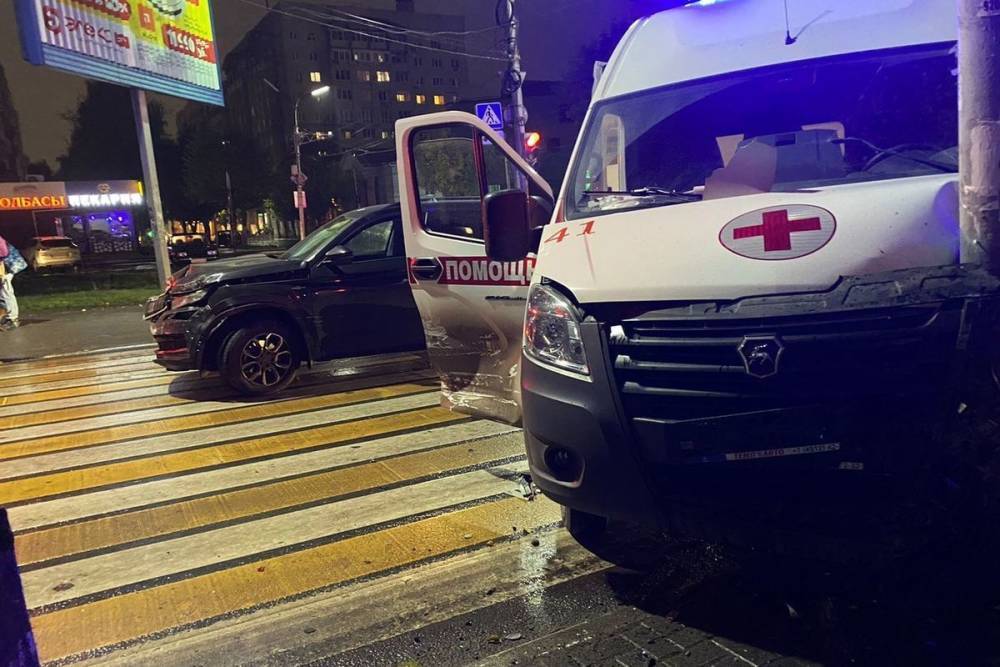На улице Есенина в Рязани произошло ДТП с участием скорой помощи