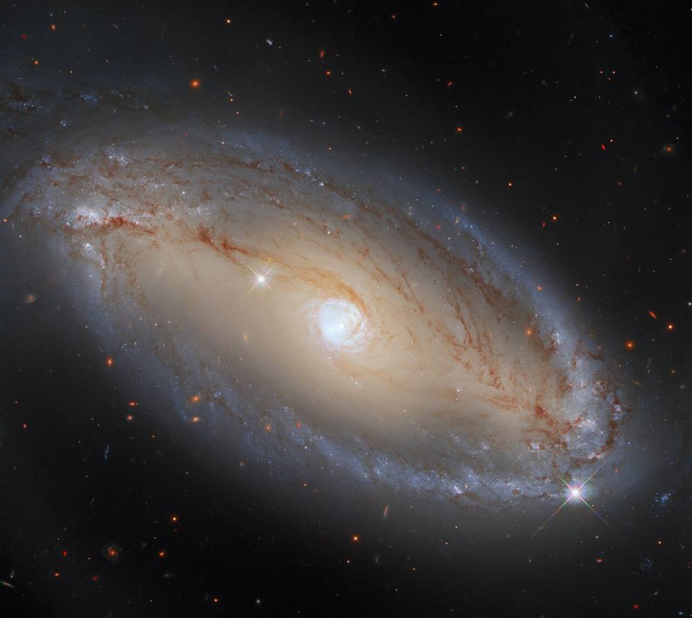 Hubble сфотографировал гигантское "глаз" в созвездии Весы: яркий кадр
