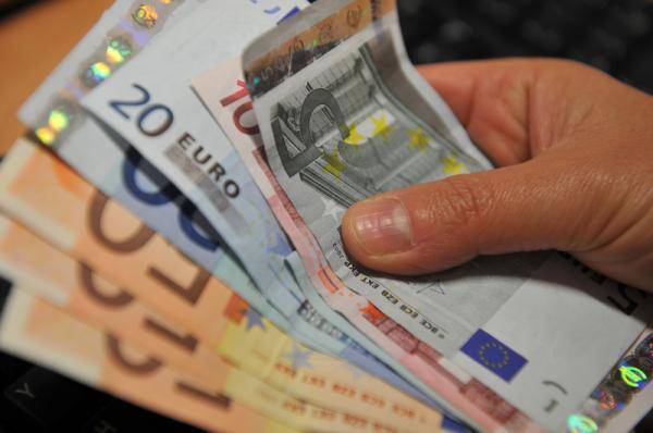 Средний курс евро со сроком расчетов "завтра" по итогам торгов составил 84,9818 руб.