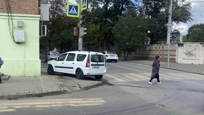 В Ростове-на-Дону водитель пассажирского автобуса проехал на красный свет и врезался в «Ладу»