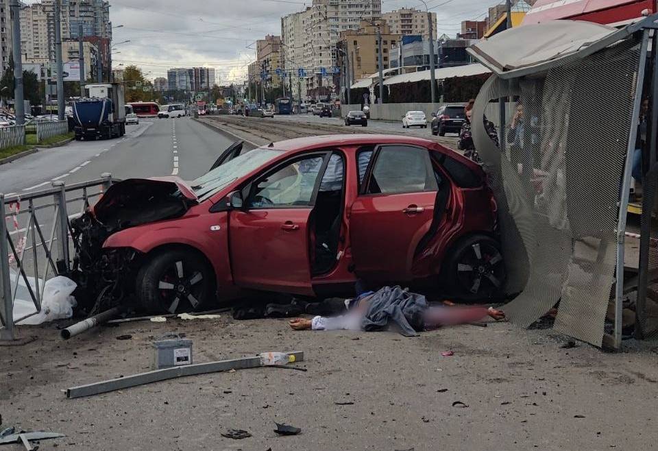 Парень погиб в серьезном ДТП в Санкт-Петербурге — видео