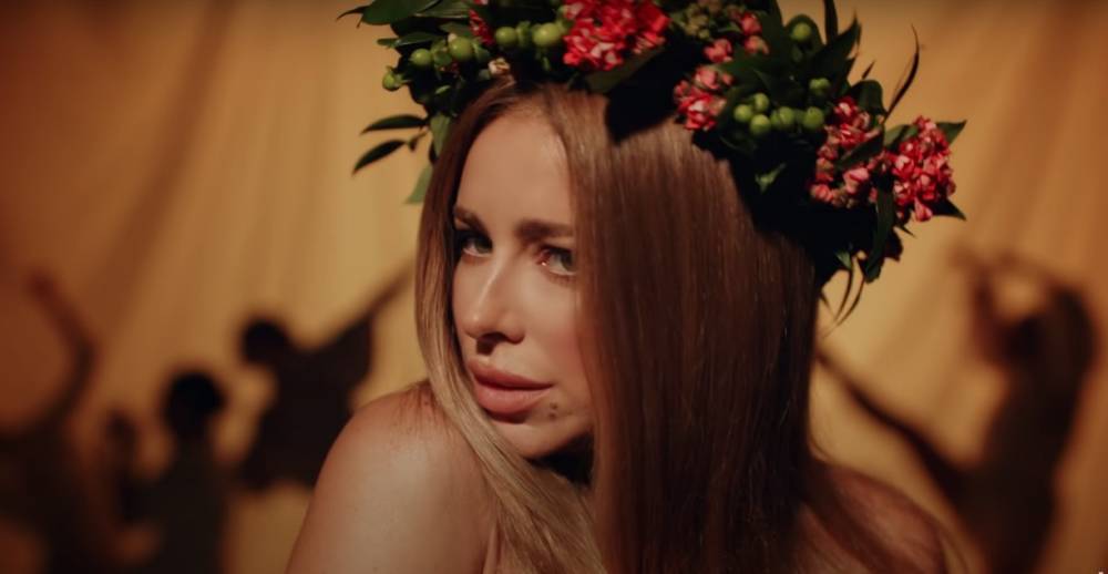 Ани Лорак украсила роскошные волосы венком и рассказала о песне на украинском: "Мои любимые, я счастлива"