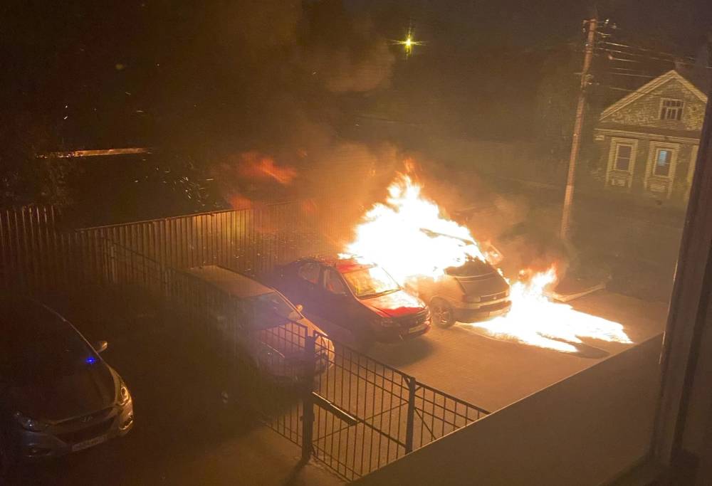 В Твери ночью сгорели три автомобиля