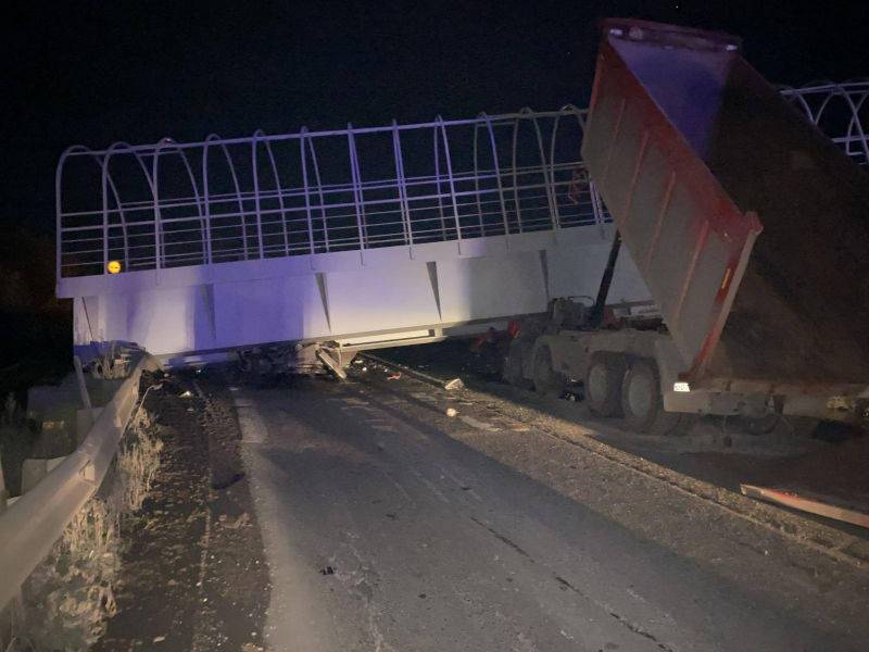 Очевидцы опубликовали видео с места обрушения моста на трассе Пермь − Екатеринбург