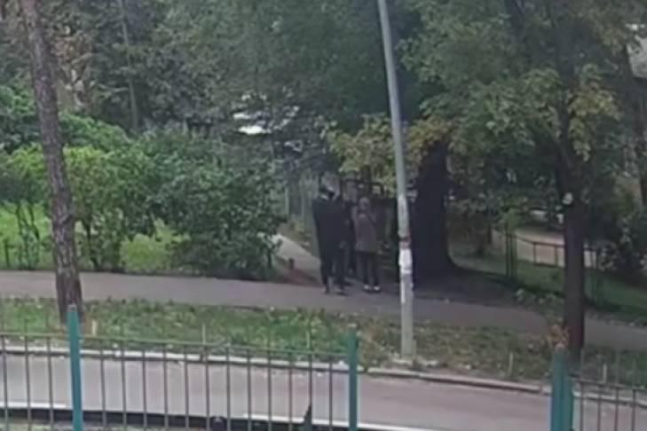 Группа малолетних грабителей напали на подростка в Киеве и попали на видео