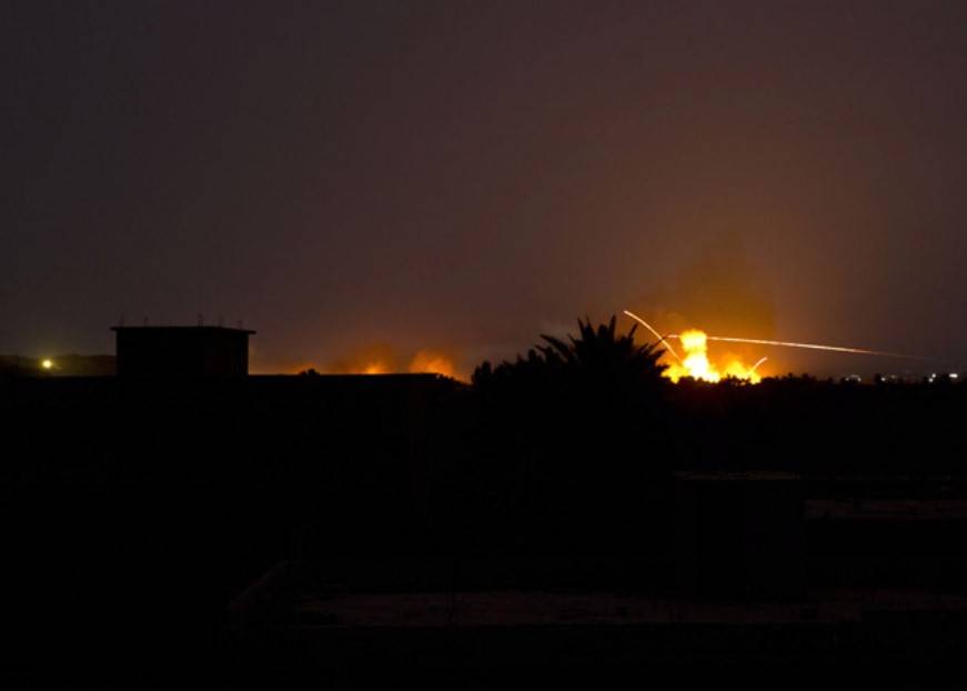 В Сирии неизвестный самолет атаковал базу проиранских ополченцев – СМИ