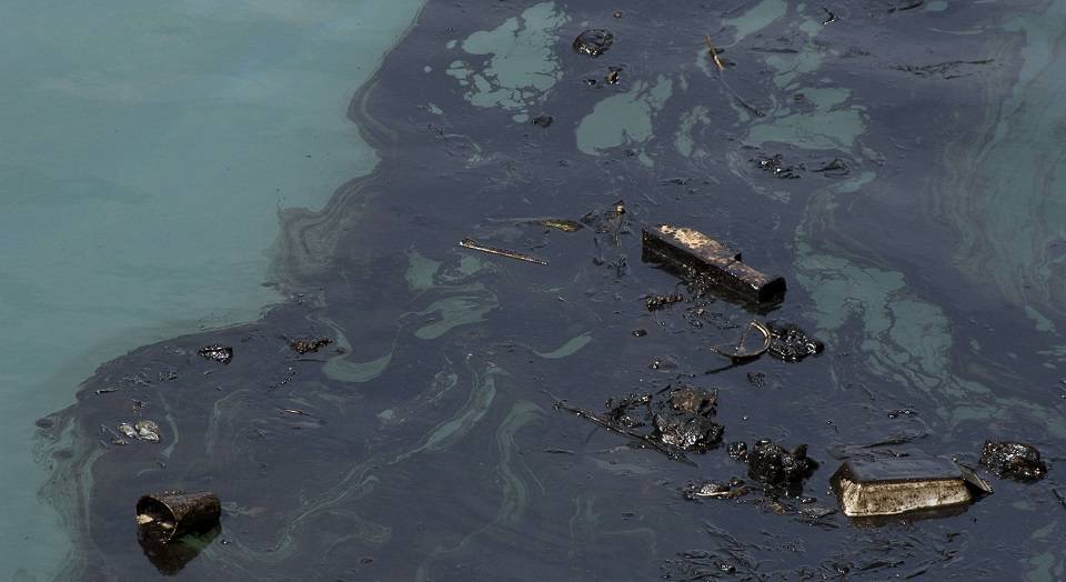 Прокуратура начала проверку в связи с разливом нефти в море возле Геленджика