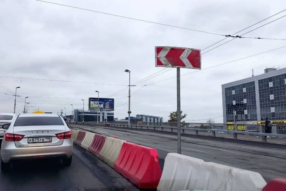 Петербуржцы костерят дорожников за несвоевременный ремонт Кантемировского моста