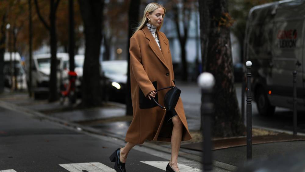 Маркет-директор отдела моды Vogue выбирает 5 пальто из мужские коллекций, которые впишутся в женский гардероб