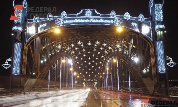 В Петербурге Дворцовый и Большеохтинский мосты украсят к новогодним праздникам за 12,4 млн рублей