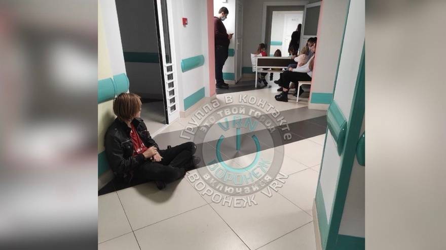 На 3-часовые очереди в детской поликлинике опять пожаловались жители Воронежа