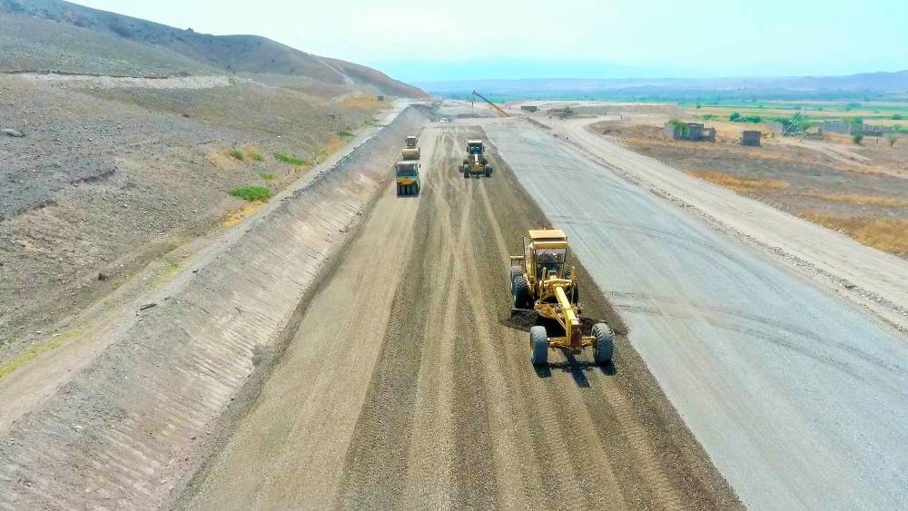 Ускоренными темпами продолжается строительство автодорог Худаферин – Губадлы – Лачин и Ханлыг – Губадлы (ФОТО)