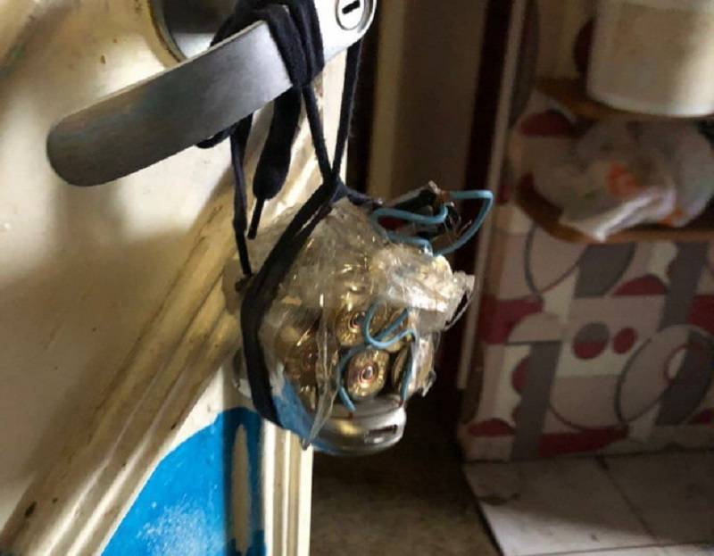 Жильцов 9-этажного дома в Кировске эвакуировали из-за растяжки с патронами на ручке двери – фото