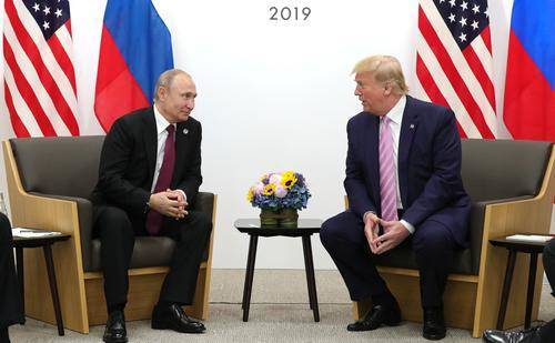 Источник в МИД объяснил реакцию американской делегации на «привлекательную» переводчицу Путина на встрече с Трампом в 2019 году