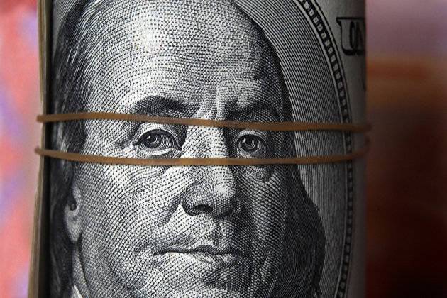 Доллар снижается к евро и иене в рамках коррекции