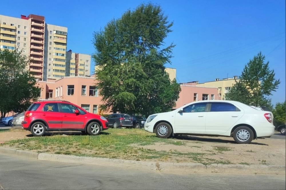 За парковкой машин в петербургских дворах будет следить новое учреждение
