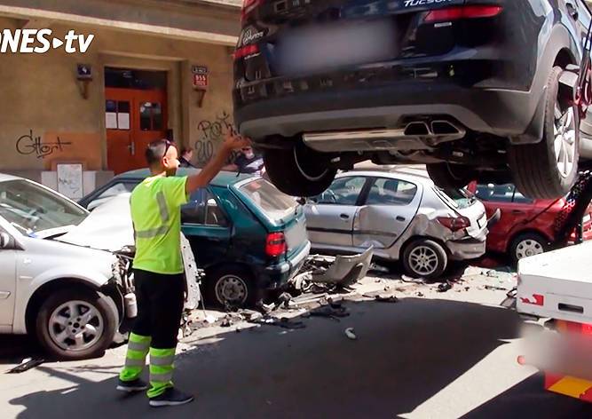 В Праге водитель-пенсионер протаранил 5 припаркованных авто