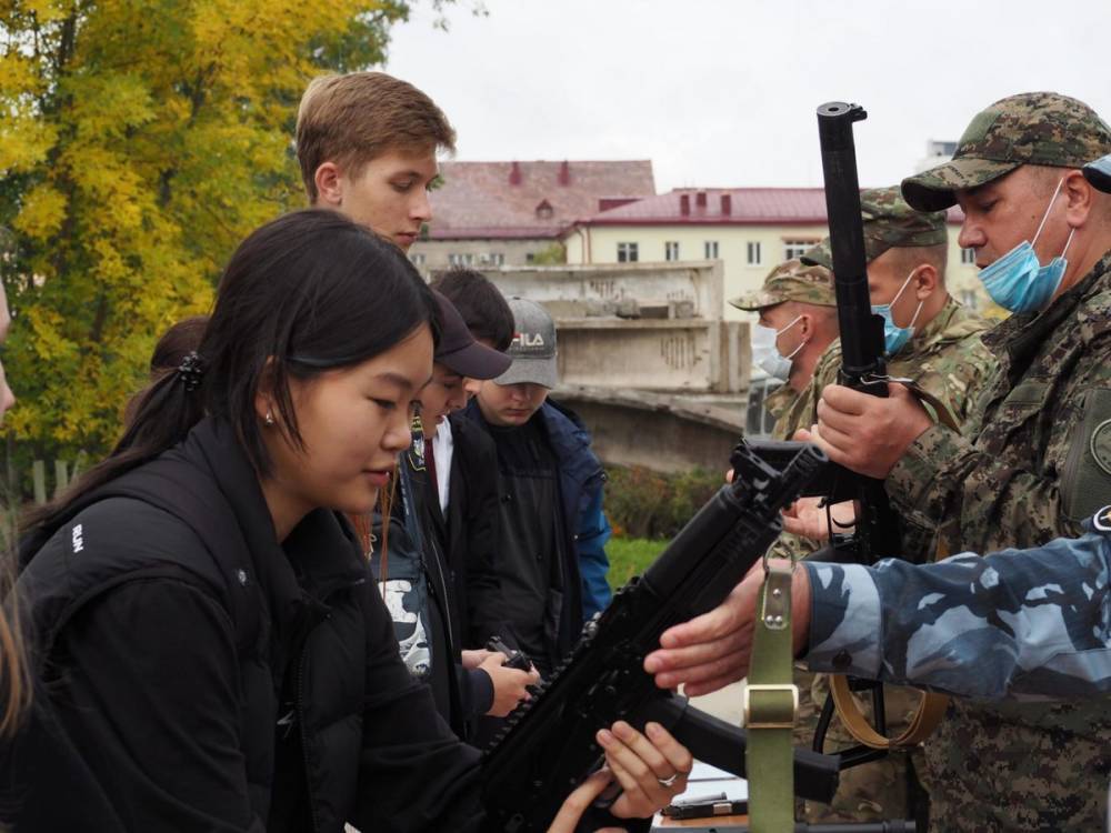 Сахалинскую молодежь знакомят с работой правоохранительных органов