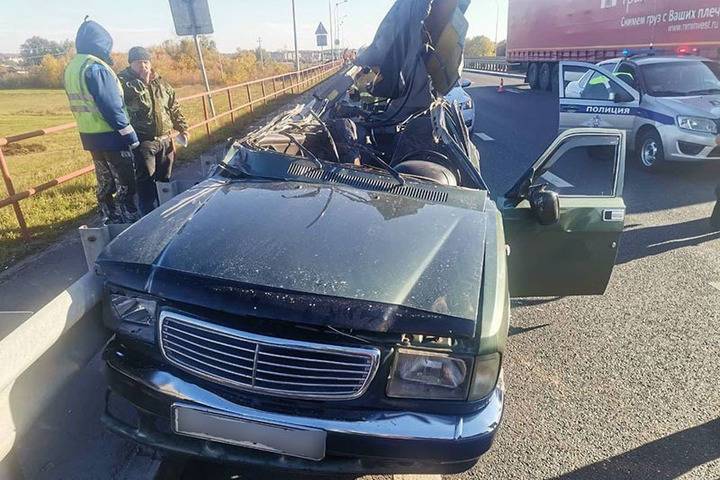 Водитель «Волги» протаранил автомобиль дорожников в Чувашии