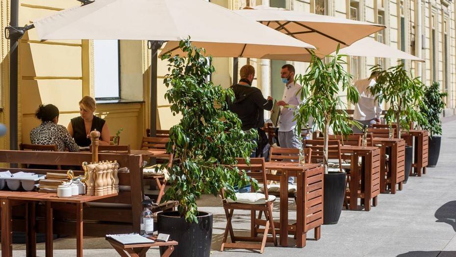 Власти Петербурга продлили срок размещения столиков в летних кафе на 2022 год