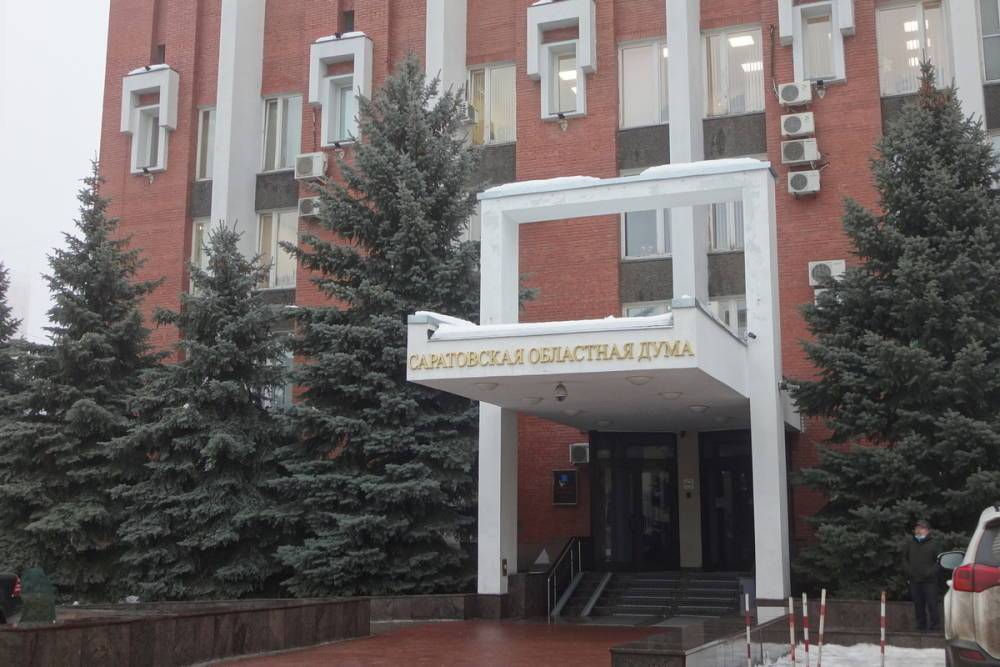 В Саратовской области чиновникам и депутатам подняли зарплаты, причем значительно