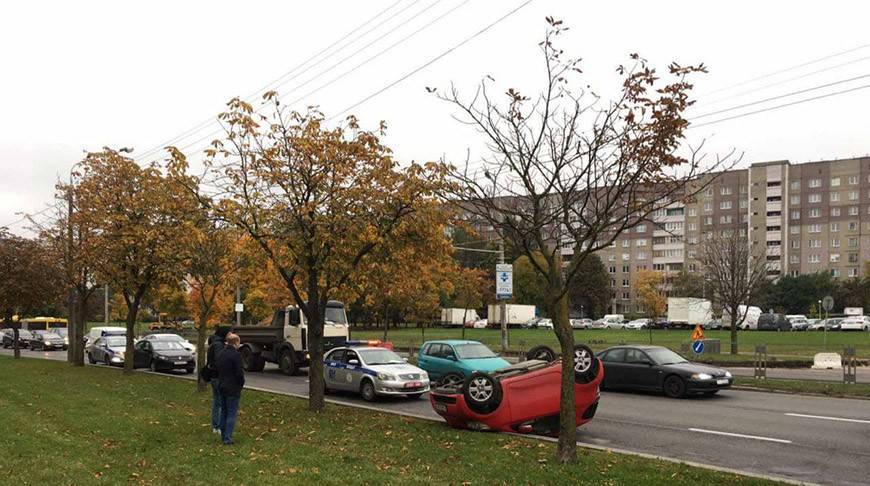 В Минске на пр.Рокоссовского автомобиль наехал на бордюр и опрокинулся