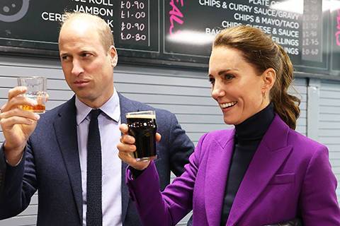 Кейт Миддлтон и принц Уильям выпили пива со студентами в Северной Ирландии