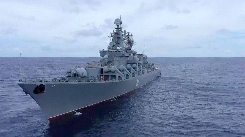 Крейсер «Варяг» и подлодка «Омск» провели стрельбы у берегов Камчатки