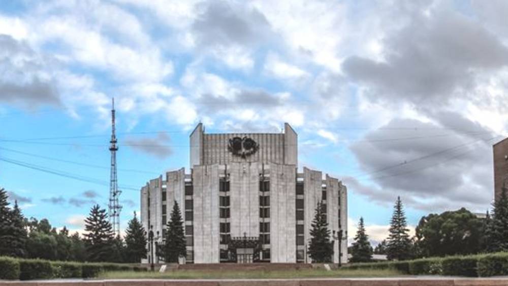 Пользователи Сети увидели на новом логотипе Челябинского драмтеатра девушку без одежды