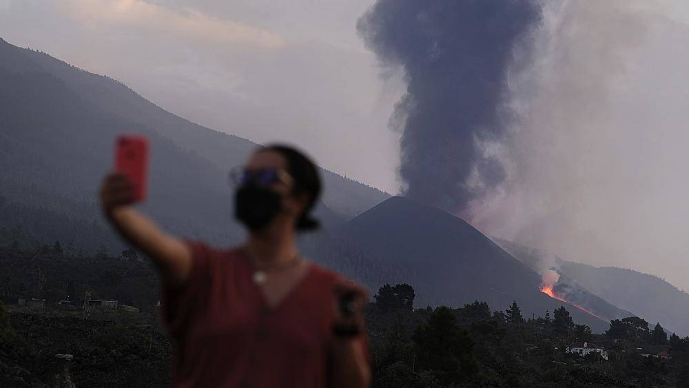 Авиакомпании возобновляют рейсы на Пальму, где извергается вулкан