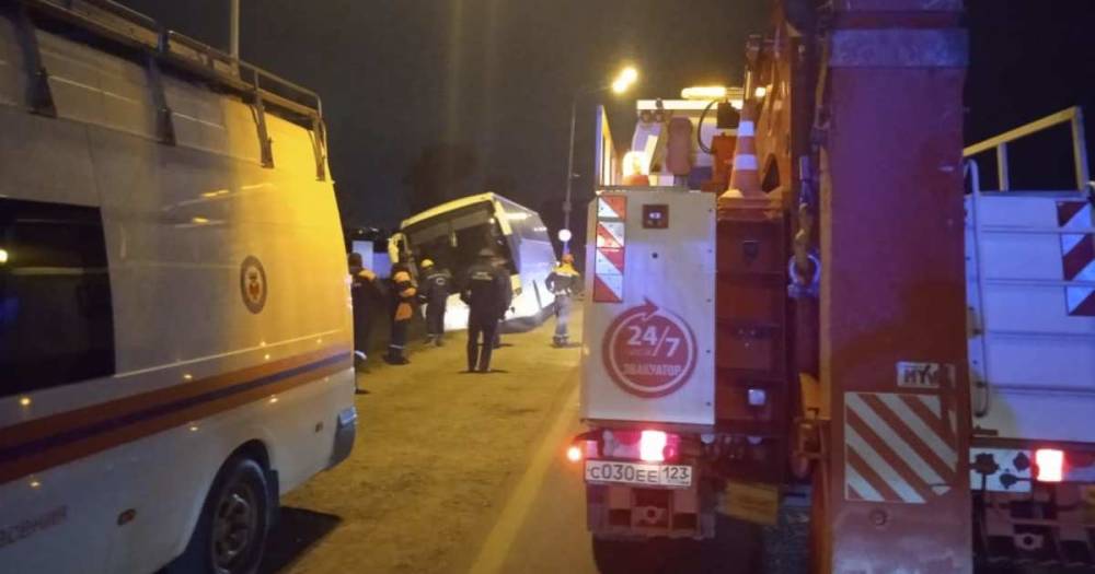 Автобус с 38 пассажирами съехал в кювет в Краснодаре и застрял