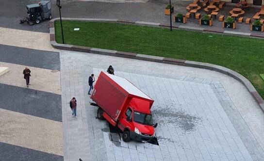 В центре Киева грузовик повредил новый фонтан