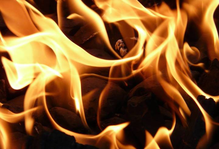 В Невском районе Петербурга 15 человек тушили пожар утром 3 сентября