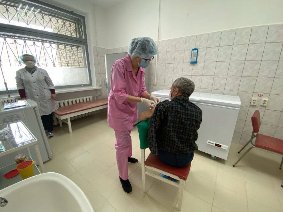 38 жителей Глазова прошли ревакцинацию от коронавируса