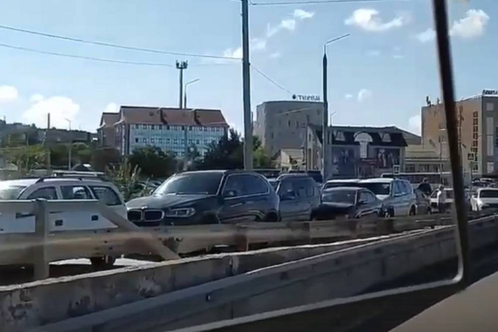 На трассе в Белгороде произошло массовое ДТП c участием шести легковушек