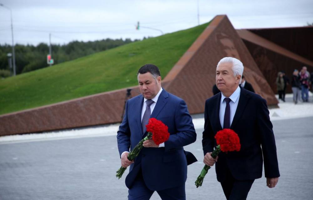 Игорь Руденя и Владимир Васильев в День окончания Второй мировой войны почтили память советских воинов